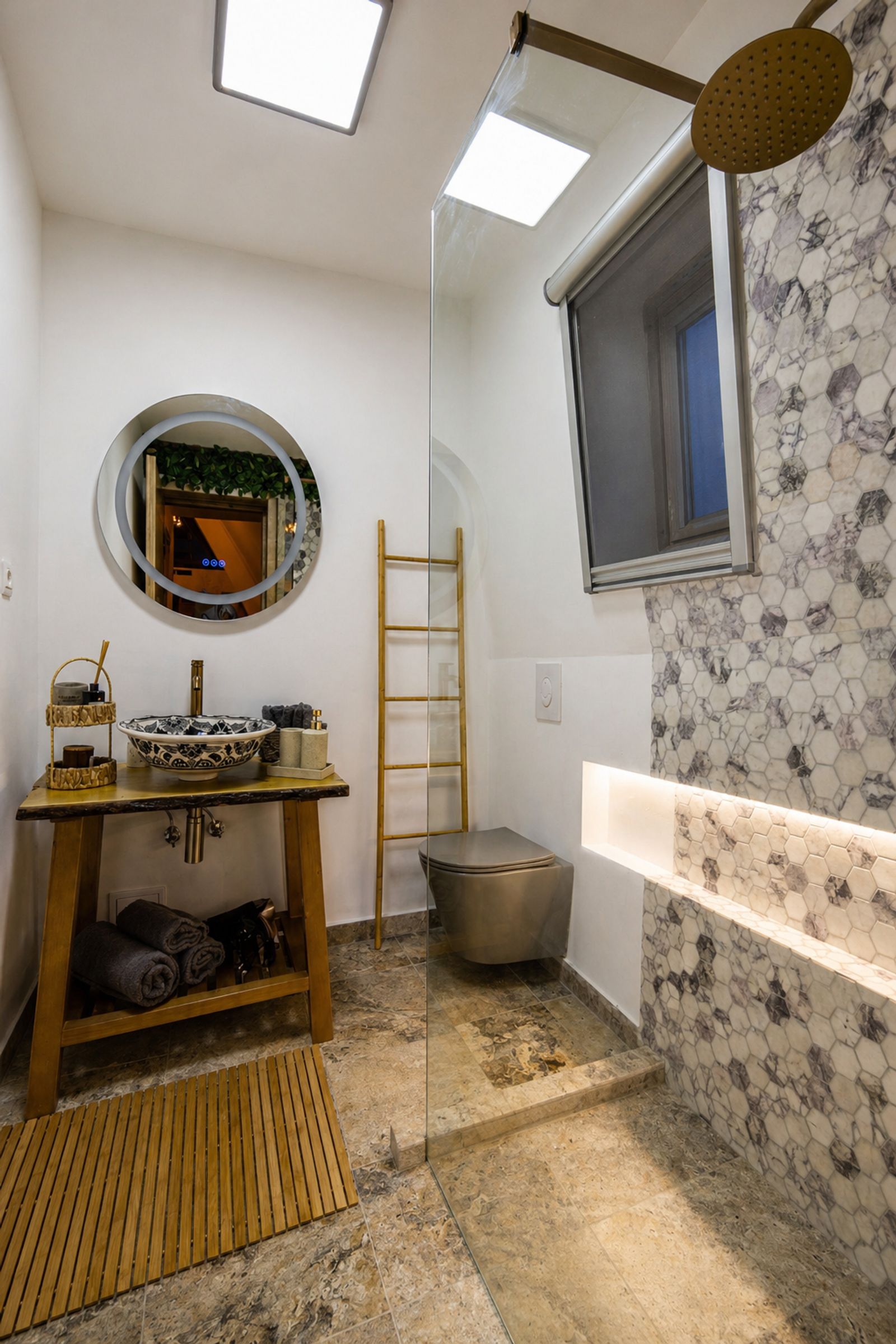 Bathroom with walk-in shower and modern finishes